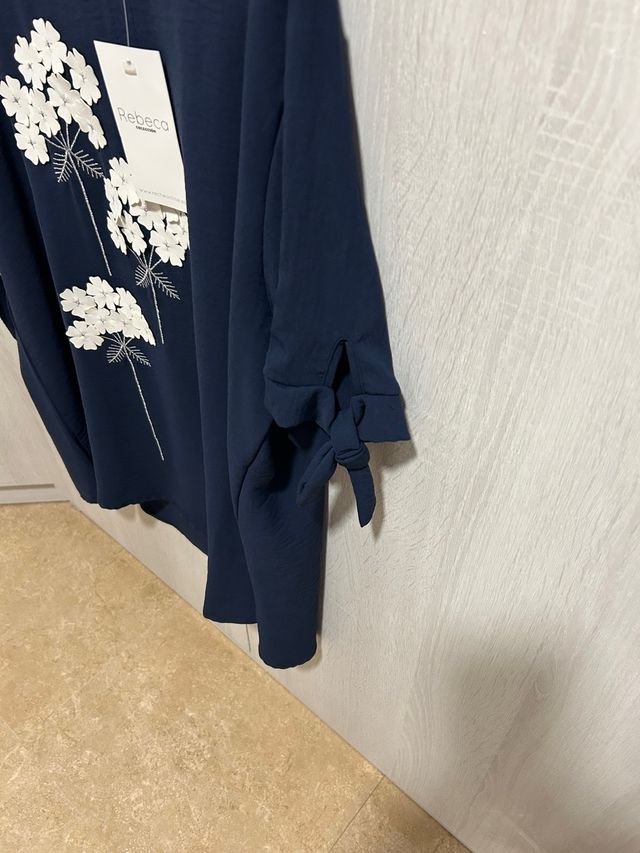 Camiseta Rebeca azul marino flores blancas