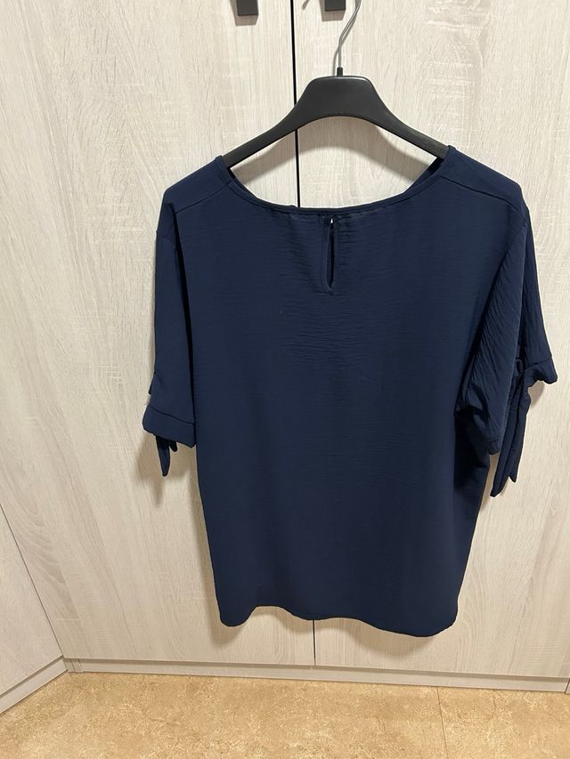 Camiseta Rebeca azul marino flores blancas