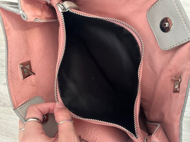 Bolso de piel gris con tachuelas