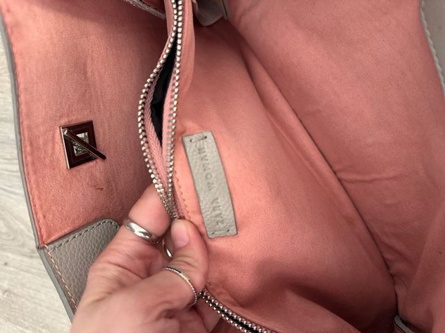 Bolso de piel gris con tachuelas