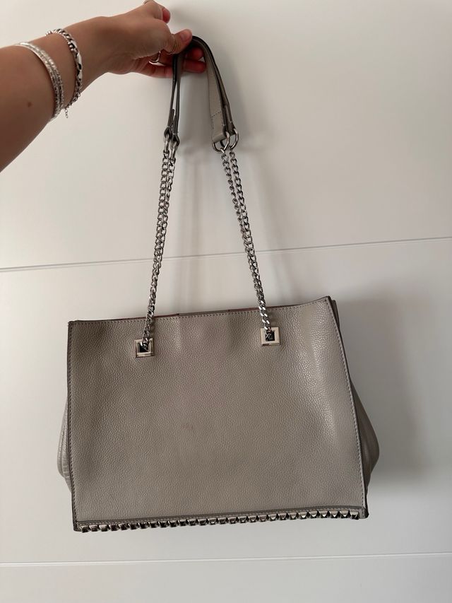 Bolso de piel gris con tachuelas