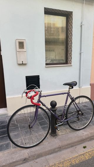 Bicicleta de carretera GAC morada