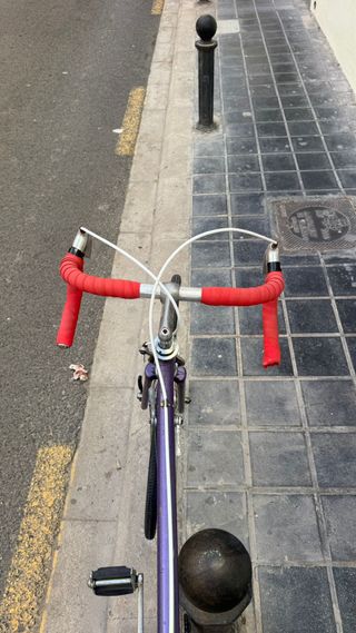 Bicicleta de carretera GAC morada