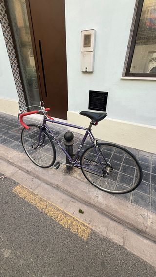 Bicicleta de carretera GAC morada