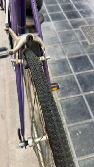 Bicicleta de carretera GAC morada