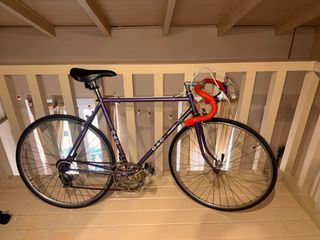 Bicicleta de carretera GAC morada