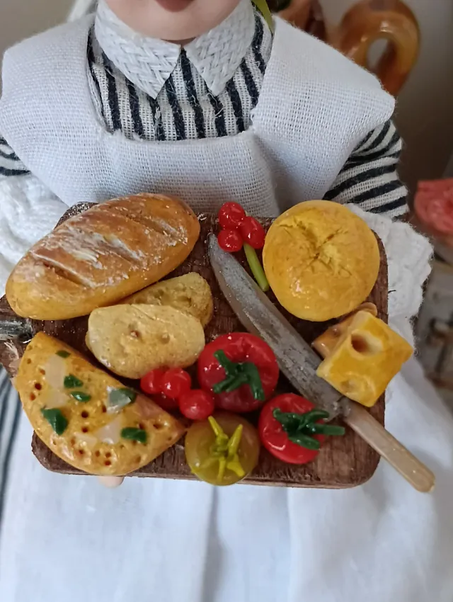 Miniatura tagliere con pane e formaggio