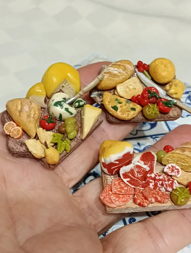 Miniatura tagliere con pane e formaggio
