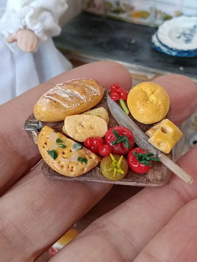 Miniatura tagliere con pane e formaggio