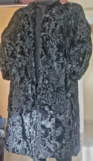 Abrigo de piel de astracán  auténtico color negro