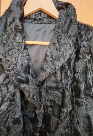 Abrigo de piel de astracán  auténtico color negro