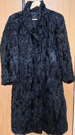 Abrigo de piel de astracán  auténtico color negro