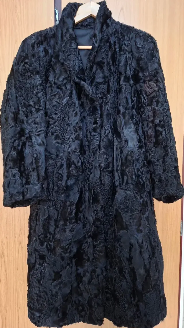 Abrigo de piel de astracán  auténtico color negro