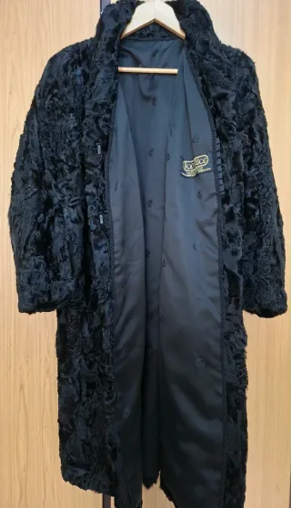 Abrigo de piel de astracán  auténtico color negro