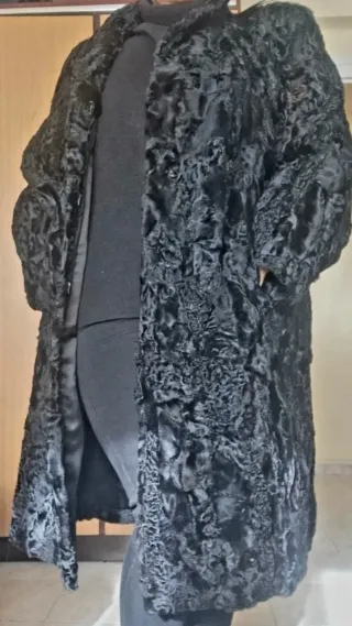 Abrigo de piel de astracán  auténtico color negro