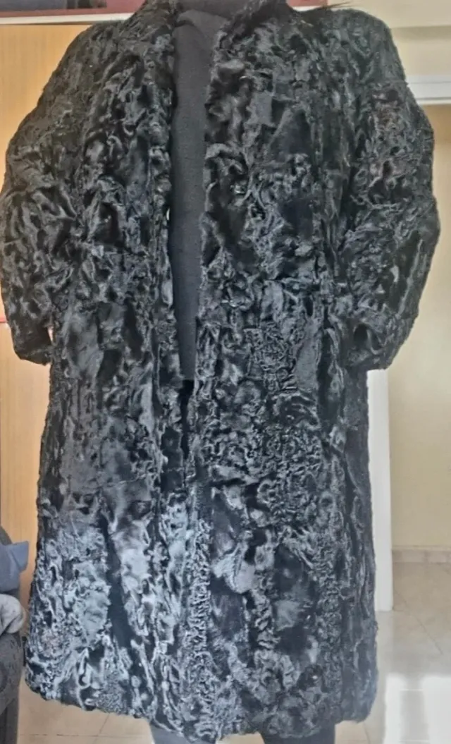 Abrigo de piel de astracán  auténtico color negro