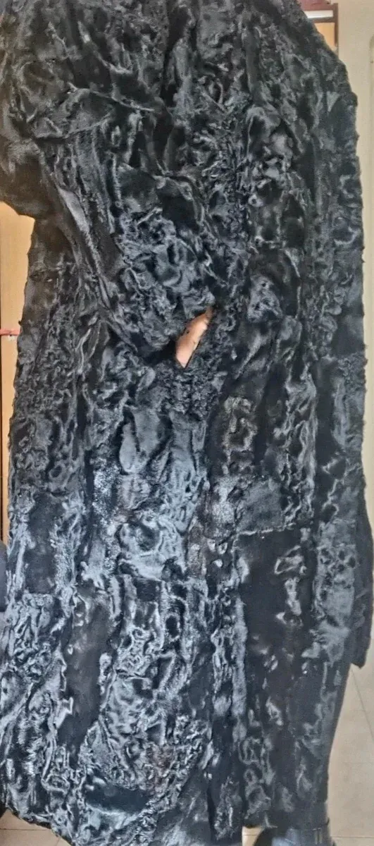 Abrigo de piel de astracán  auténtico color negro