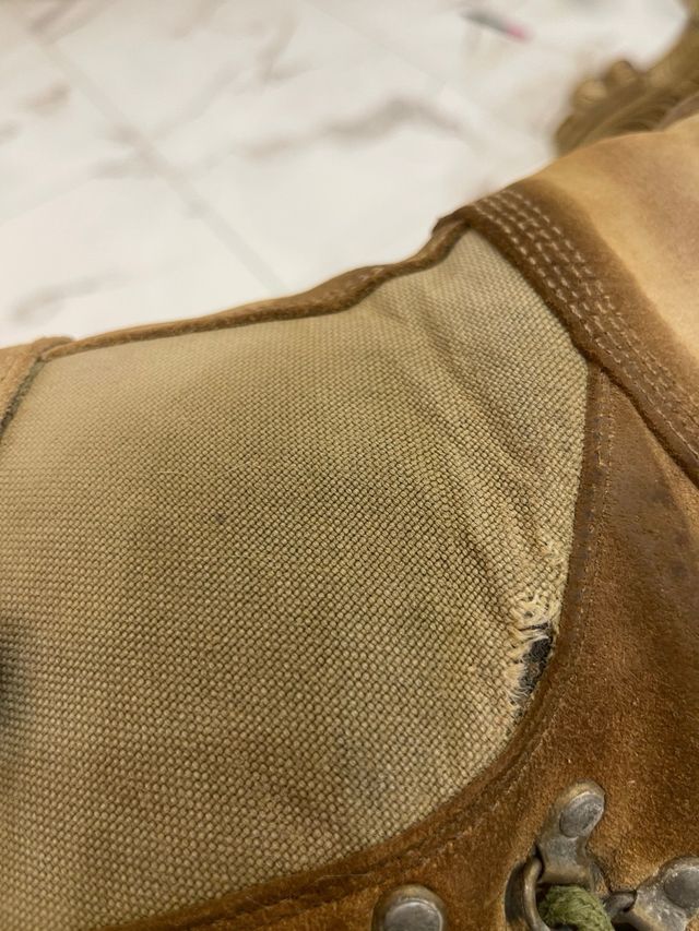 Botas militares marrones y verdes