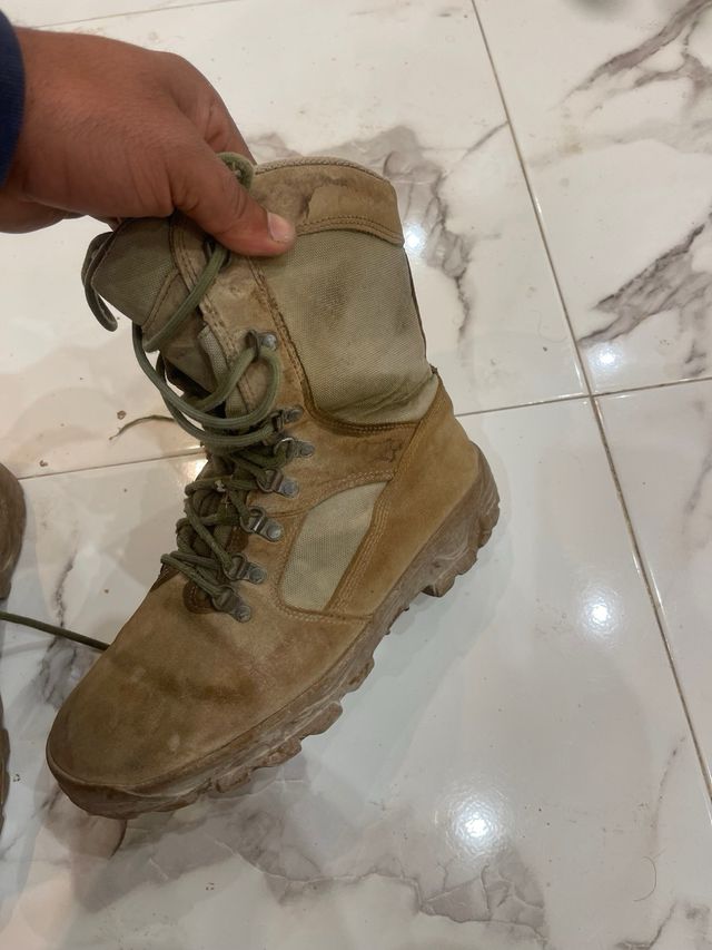 Botas militares marrones y verdes