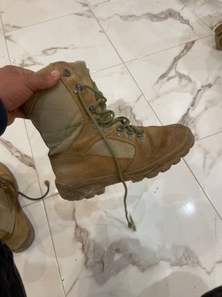 Botas militares marrones y verdes