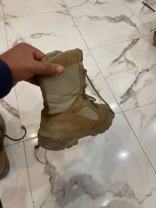 Botas militares marrones y verdes