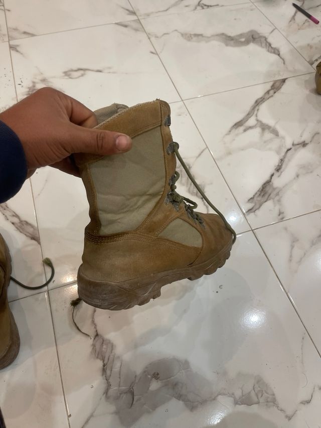 Botas militares marrones y verdes
