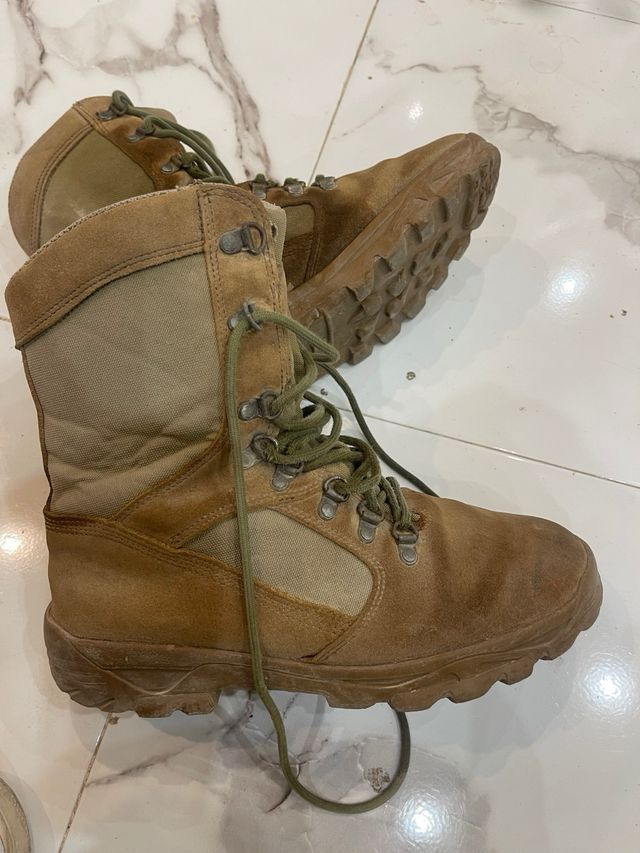 Botas militares marrones y verdes