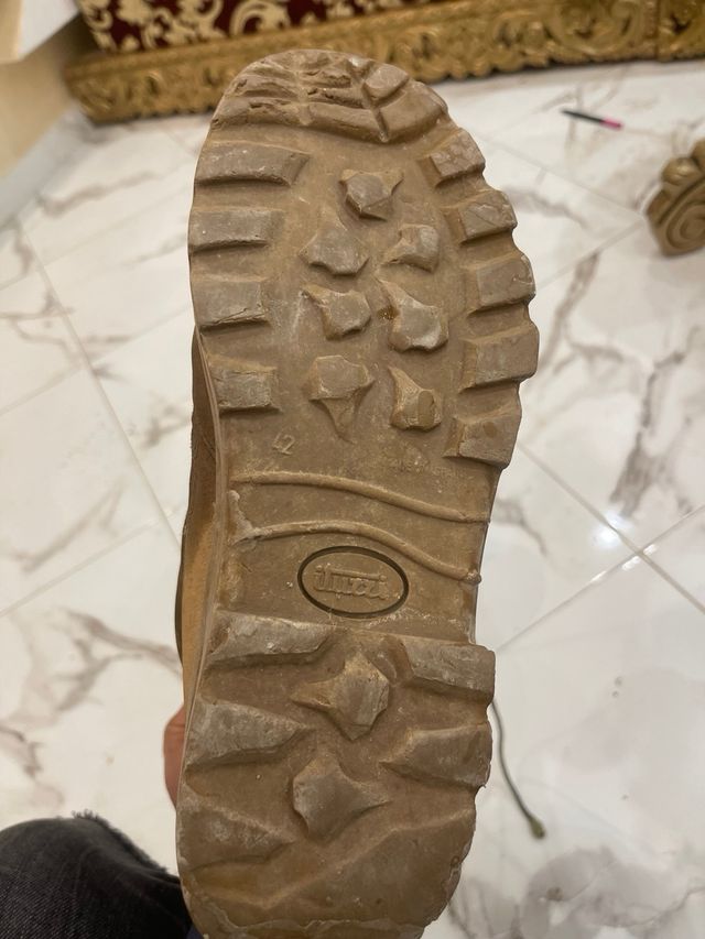 Botas militares marrones y verdes