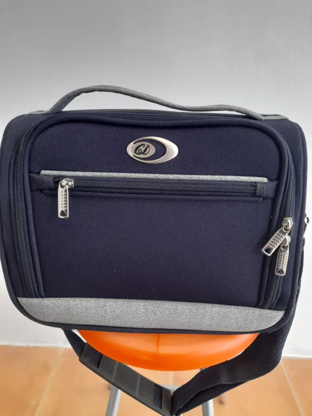 Neceser de viaje azul y gris