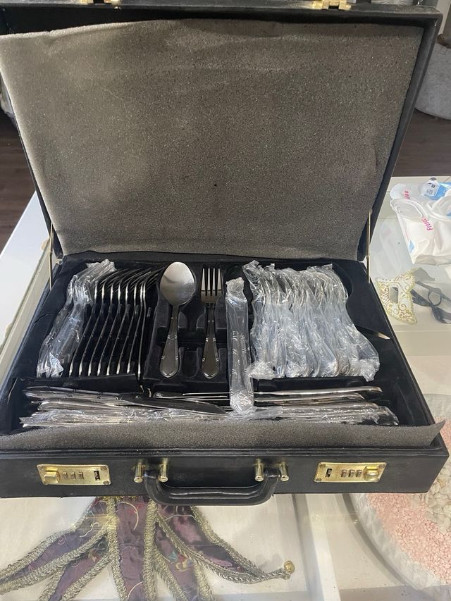 Cubertería Acero Inox. 75 Piezas