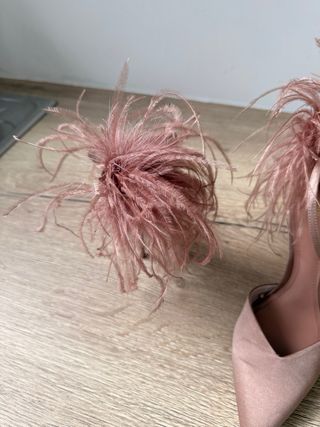 Zapatos de tacón rosa con plumas