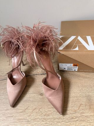 Zapatos de tacón rosa con plumas