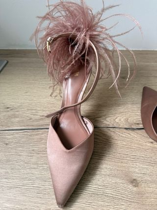 Zapatos de tacón rosa con plumas