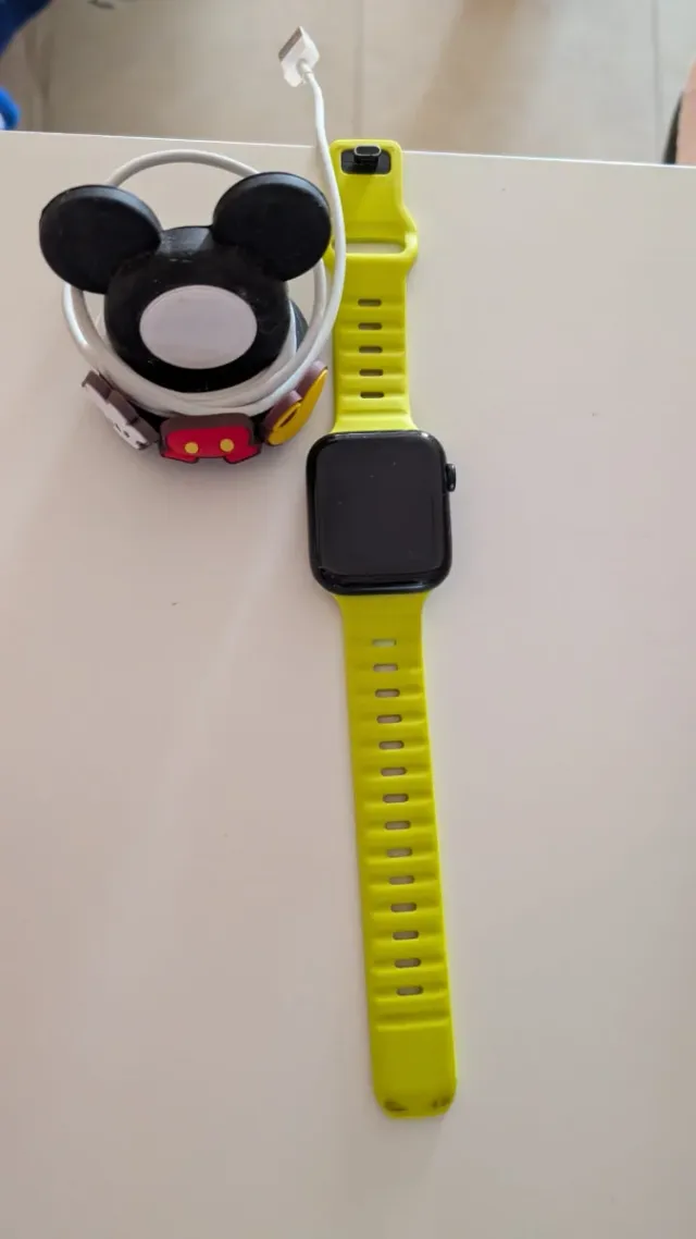 Apple Watch SE Amarillo y Negro
