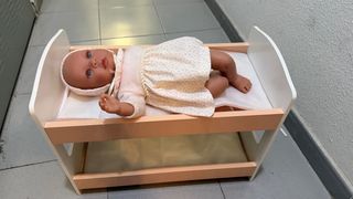 Cuna para muñecos tipo Nenuco