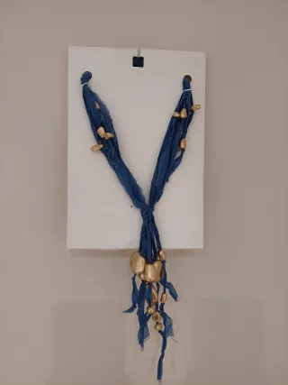 Collar Zara Tejido Azul con Abalorios Dorados.