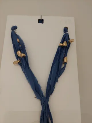 Collar Zara Tejido Azul con Abalorios Dorados.