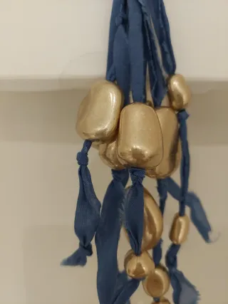 Collar Zara Tejido Azul con Abalorios Dorados.