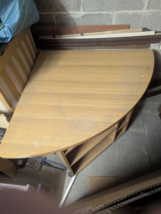 Tavolino ad angolo con scaffali e ruote