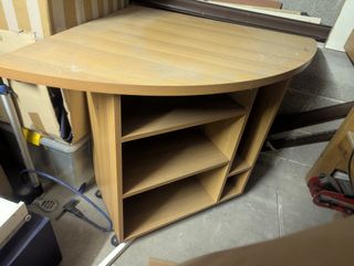 Tavolino ad angolo con scaffali e ruote