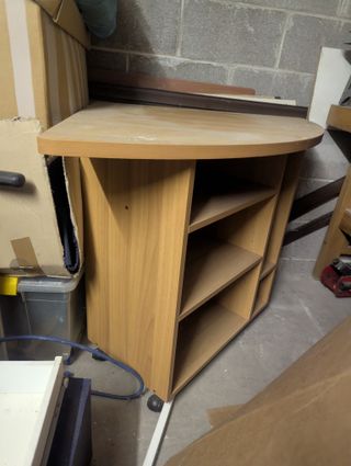 Tavolino ad angolo con scaffali e ruote