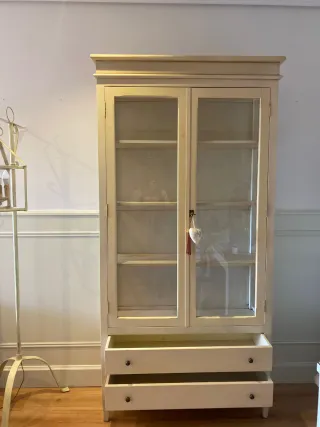 Vitrina de salón de madera y cristal