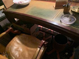 Escritorio y sillas de despacho