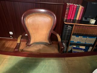 Escritorio y sillas de despacho