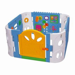 Parque infantil con puerta y juegos