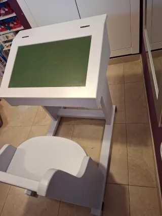 Lindo pupitre de madera con pizarra y almacenaje