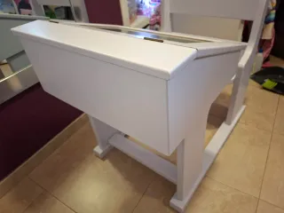 Lindo pupitre de madera con pizarra y almacenaje