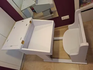 Lindo pupitre de madera con pizarra y almacenaje