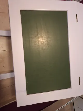 Lindo pupitre de madera con pizarra y almacenaje