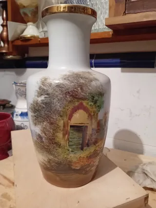 Jarrón de porcelana con paisaje firmado